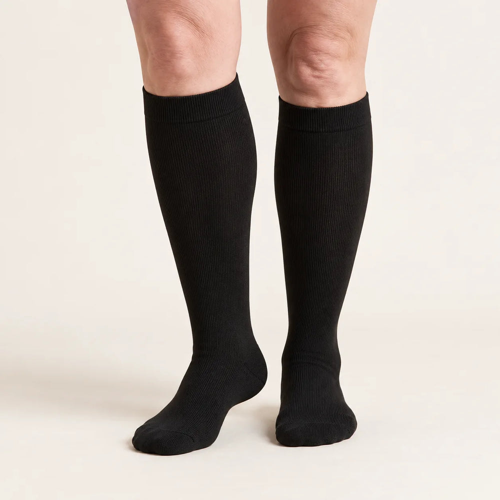 Calze a compressione Lovelle Lift, colore Nero – vista frontale – al ginocchio con polsino in maglia morbida