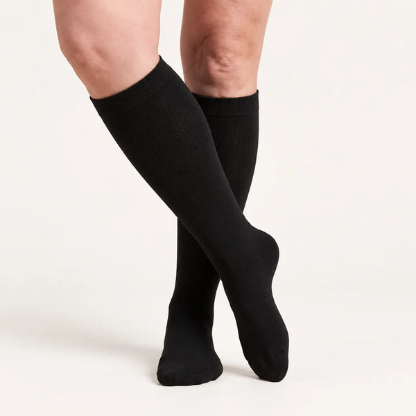 Calze a compressione Lovelle Lift, colore Nero – al ginocchio, gambe accavallate