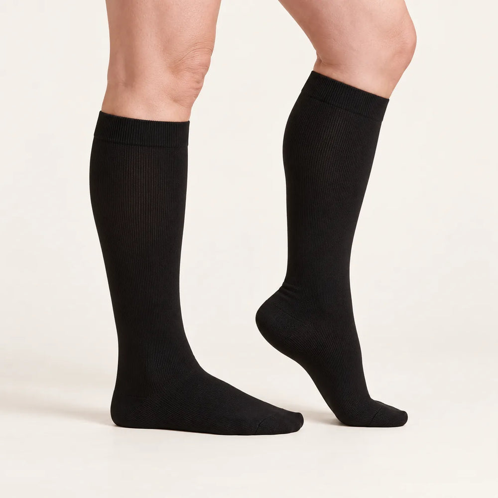 Calze a compressione Lovelle Lift, colore Nero – vista laterale – compressione graduata dalla caviglia al ginocchio