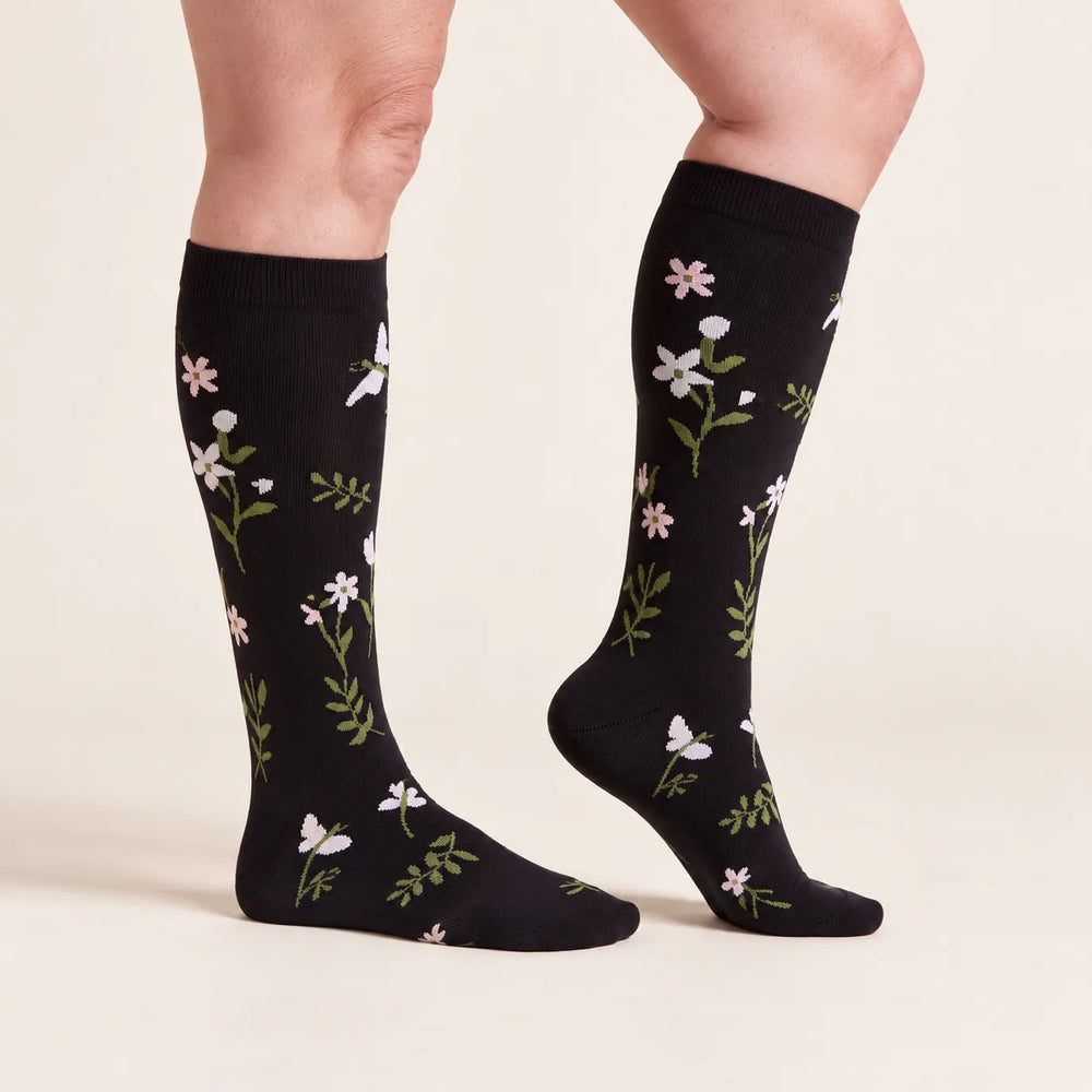 Calze a compressione Lovelle Lift, colore Prato nero – vista laterale – compressione graduata dalla caviglia al ginocchio