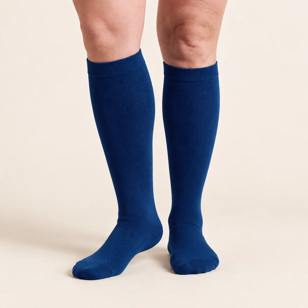 Calze a compressione Lovelle Lift, colore Blu navy – vista frontale – al ginocchio con polsino in maglia morbida