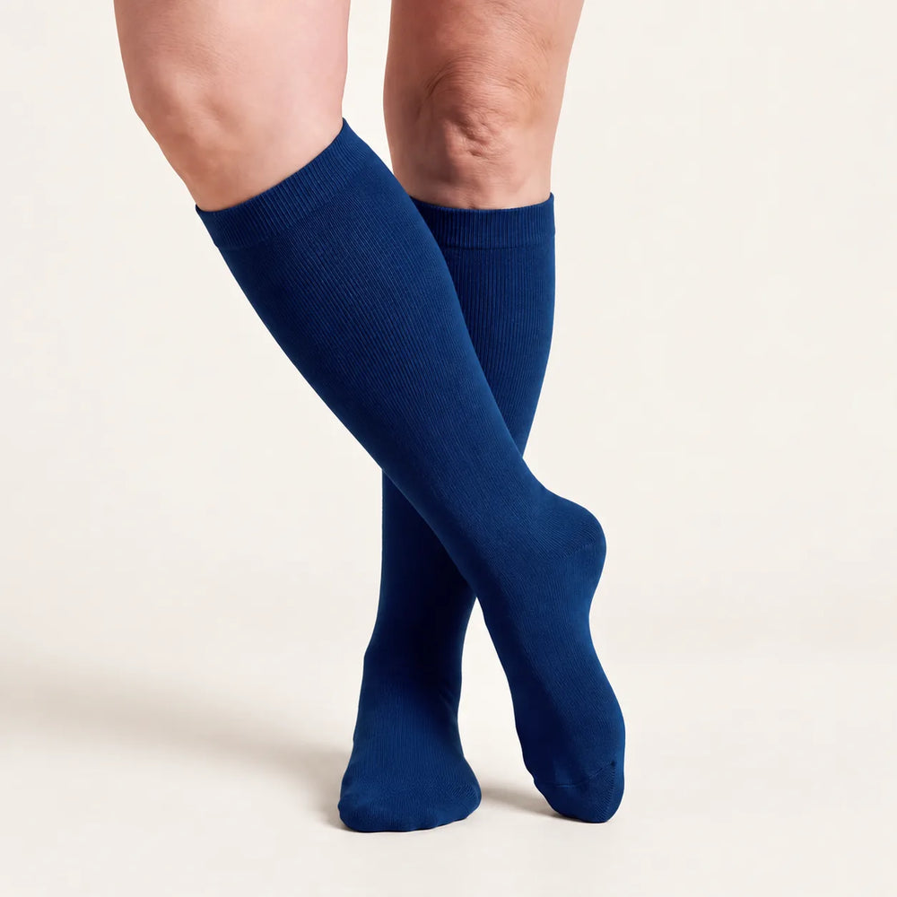 Calze a compressione Lovelle Lift, colore Blu navy – al ginocchio, gambe accavallate