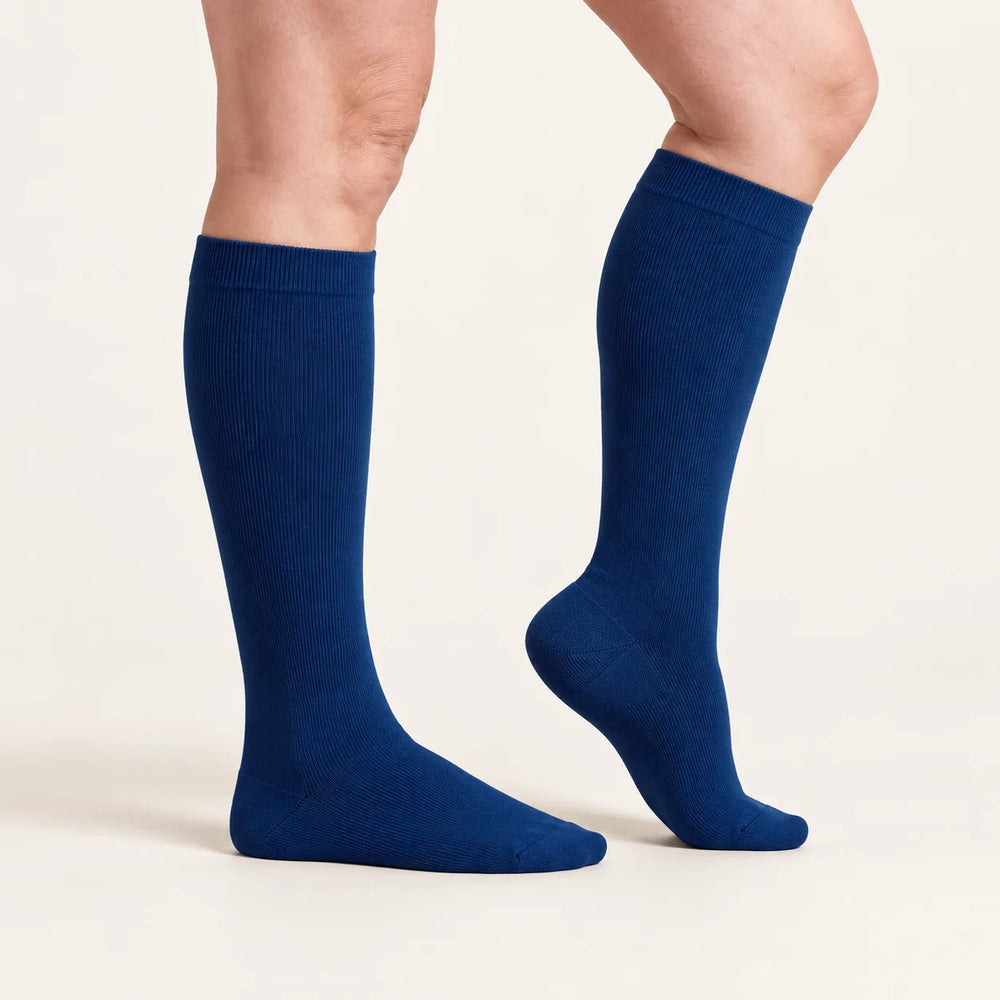 Calze a compressione Lovelle Lift, colore Blu navy – vista laterale – compressione graduata dalla caviglia al ginocchio