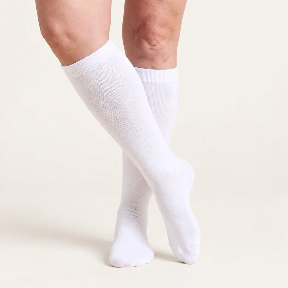 Calze a compressione Lovelle Lift, colore Bianco – al ginocchio, gambe accavallate