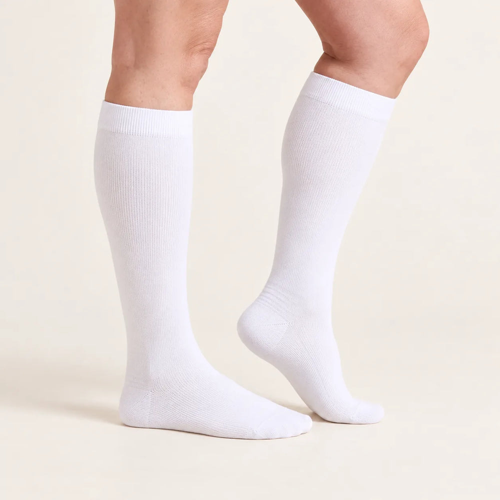 Calze a compressione Lovelle Lift, colore Bianco – vista laterale – compressione graduata dalla caviglia al ginocchio