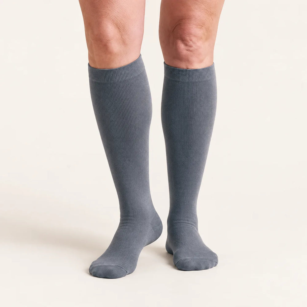 Calze a compressione Lovelle Lift, colore Grigio – vista frontale – al ginocchio con polsino in maglia morbida