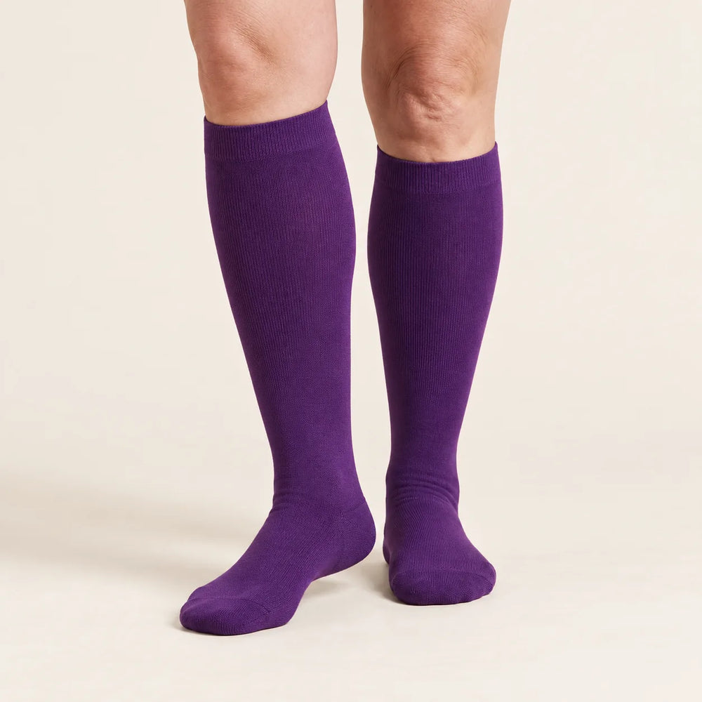 Calze a compressione Lovelle Lift, colore Lilla – vista frontale – al ginocchio con polsino in maglia morbida