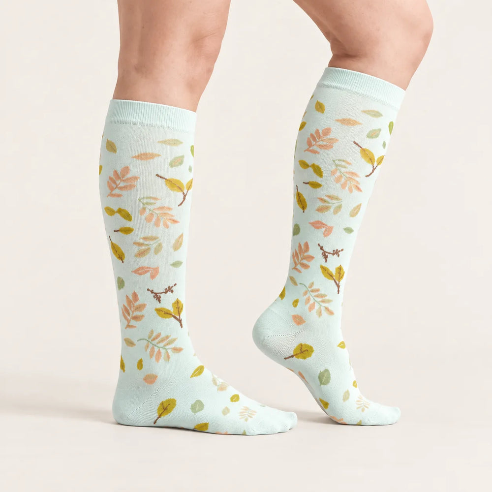 Calze a compressione Lovelle Lift, colore Foglia di menta – vista laterale – compressione graduata dalla caviglia al ginocchio