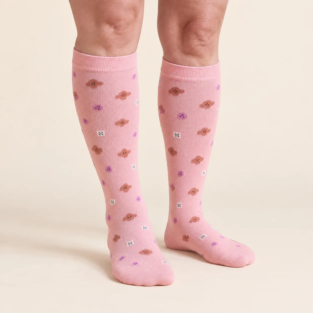 Calze a compressione Lovelle Lift, colore Fiorellini rosa – vista frontale – al ginocchio con polsino in maglia morbida
