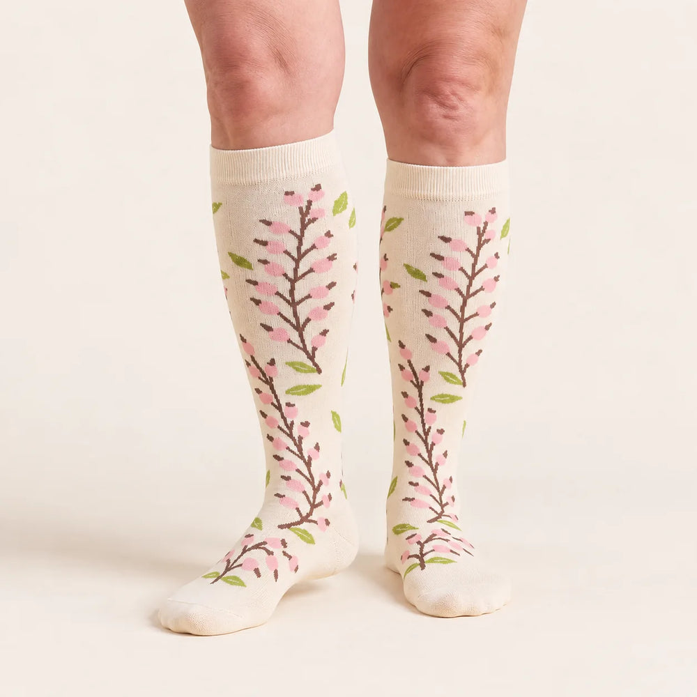 Calze a compressione Lovelle Lift, colore Fiore di ciliegio – vista frontale – al ginocchio con polsino in maglia morbida