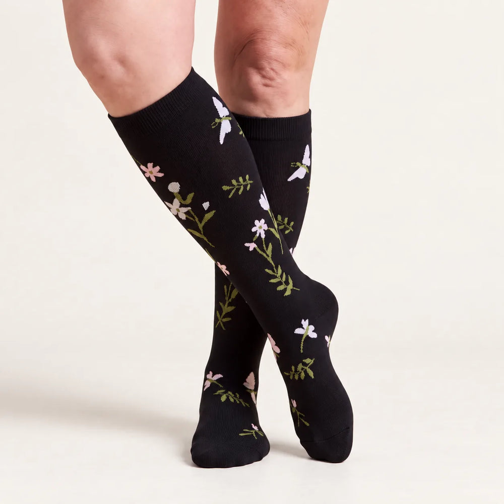 Calze a compressione Lovelle Lift, colore Prato nero – al ginocchio, gambe accavallate