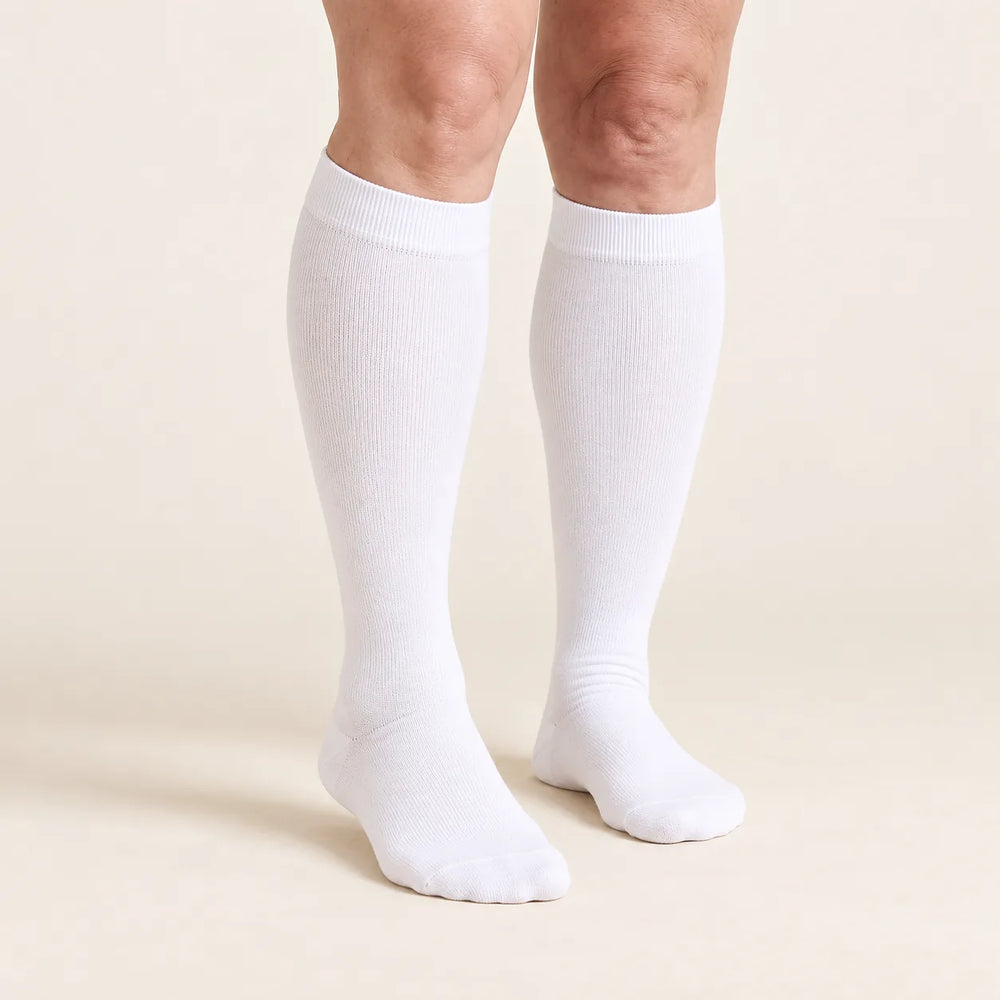 Calze a compressione Lovelle Lift, colore Bianco – vista frontale – al ginocchio con polsino in maglia morbida