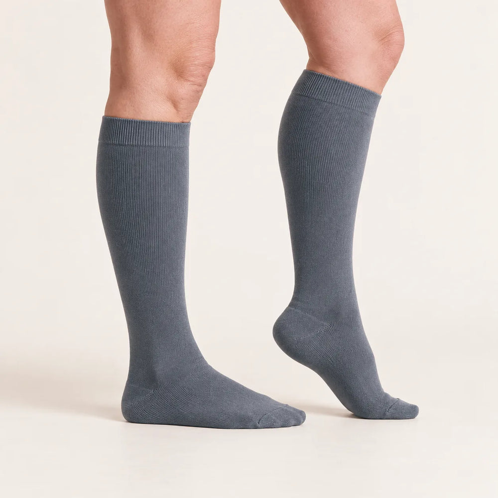 Calze a compressione Lovelle Lift, colore Grigio – vista laterale – compressione graduata dalla caviglia al ginocchio