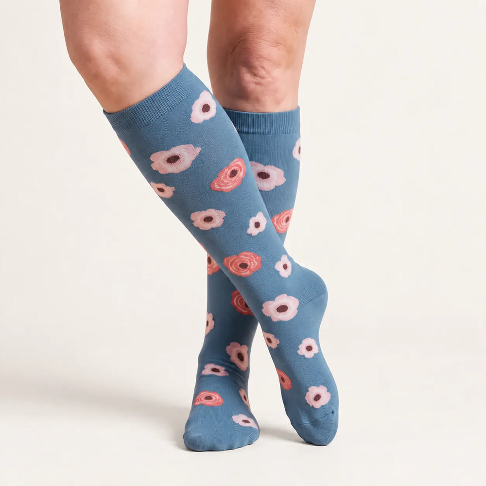 Calze a compressione Lovelle Lift, colore Fiore blu – al ginocchio, gambe accavallate