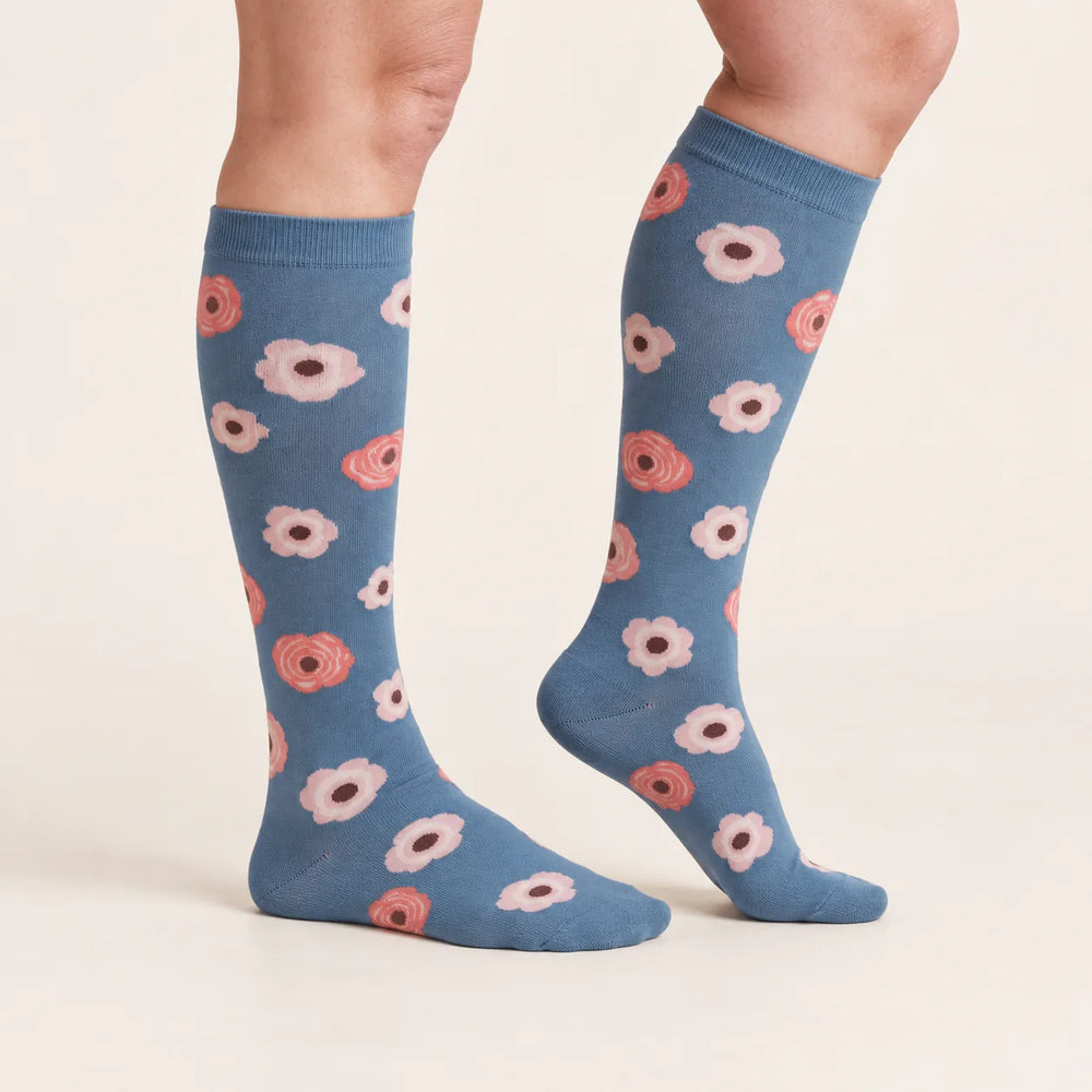 Calze a compressione Lovelle Lift, colore Fiore blu – vista laterale – compressione graduata dalla caviglia al ginocchio