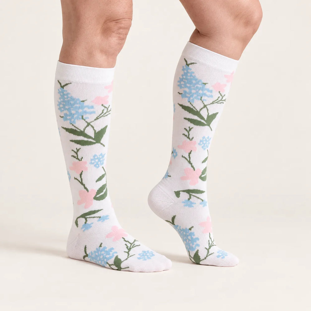 Calze a compressione Lovelle Lift, colore Prato bianco – vista laterale – compressione graduata dalla caviglia al ginocchio