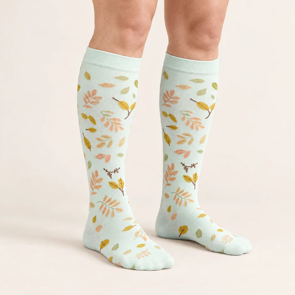 Calze a compressione Lovelle Lift, colore Foglia di menta – vista frontale – al ginocchio con polsino in maglia morbida