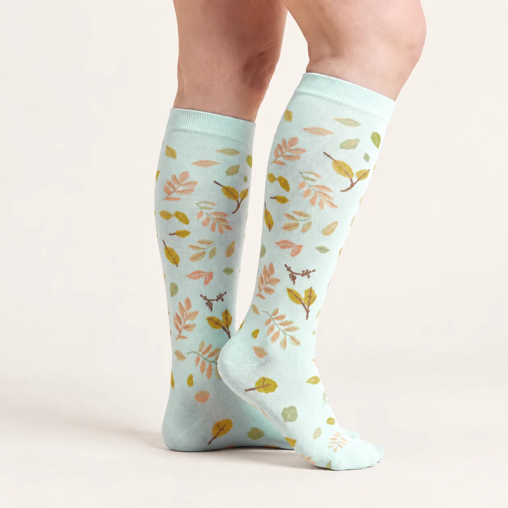 Calze a compressione Lovelle Lift, colore Foglia di menta – al ginocchio, gambe accavallate