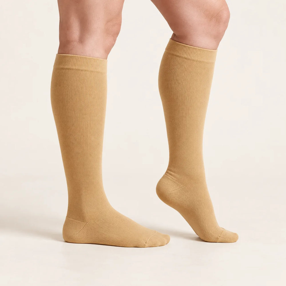 Calze a compressione Lovelle Lift, colore Sabbia – vista laterale – compressione graduata dalla caviglia al ginocchio