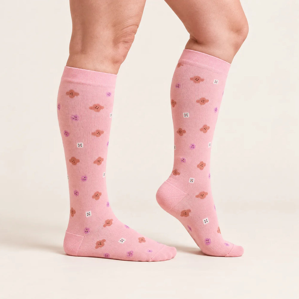Calze a compressione Lovelle Lift, colore Fiorellini rosa – vista laterale – compressione graduata dalla caviglia al ginocchio