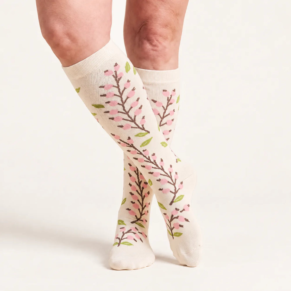 Calze a compressione Lovelle Lift, colore Fiore di ciliegio – al ginocchio, gambe accavallate