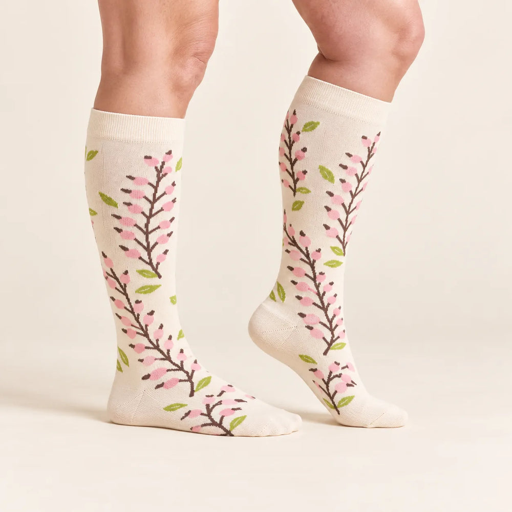Calze a compressione Lovelle Lift, colore Fiore di ciliegio – vista laterale – compressione graduata dalla caviglia al ginocchio