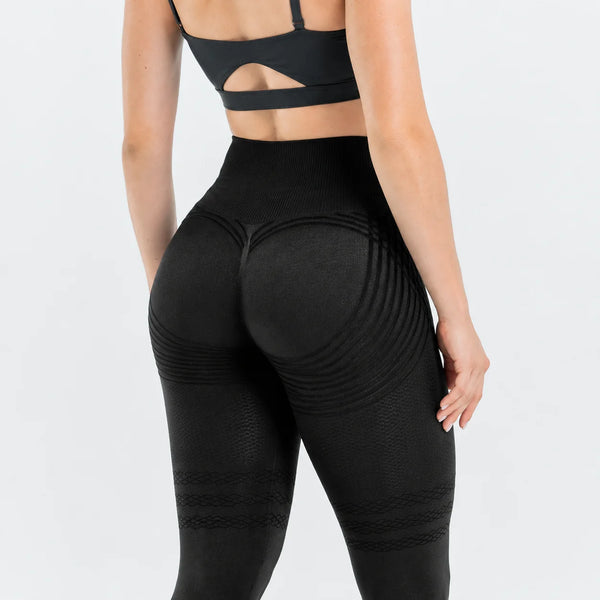 Leggings sportivi Lovelle neri con dettagli traforati su sfondo bianco