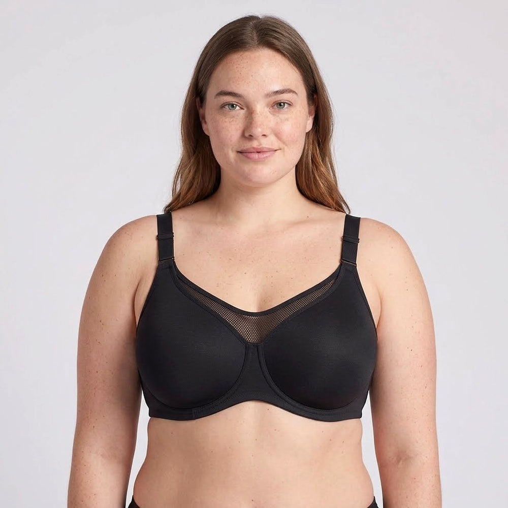 Reggiseno minimizer Lovelle Grace nero con pannello in rete alto al centro, indossato dalla modella